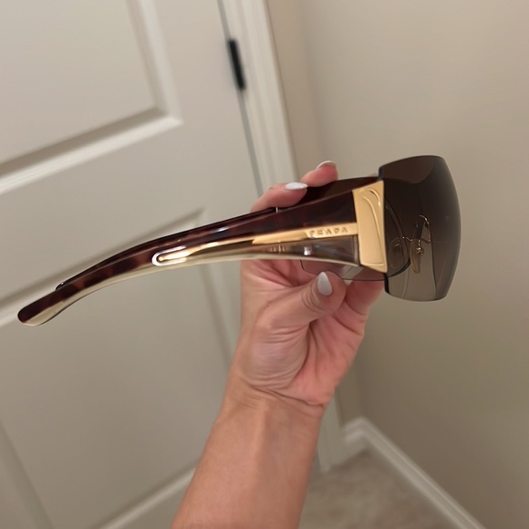 AUTHENTIC Prada sunglasses - Picture 4 of 6